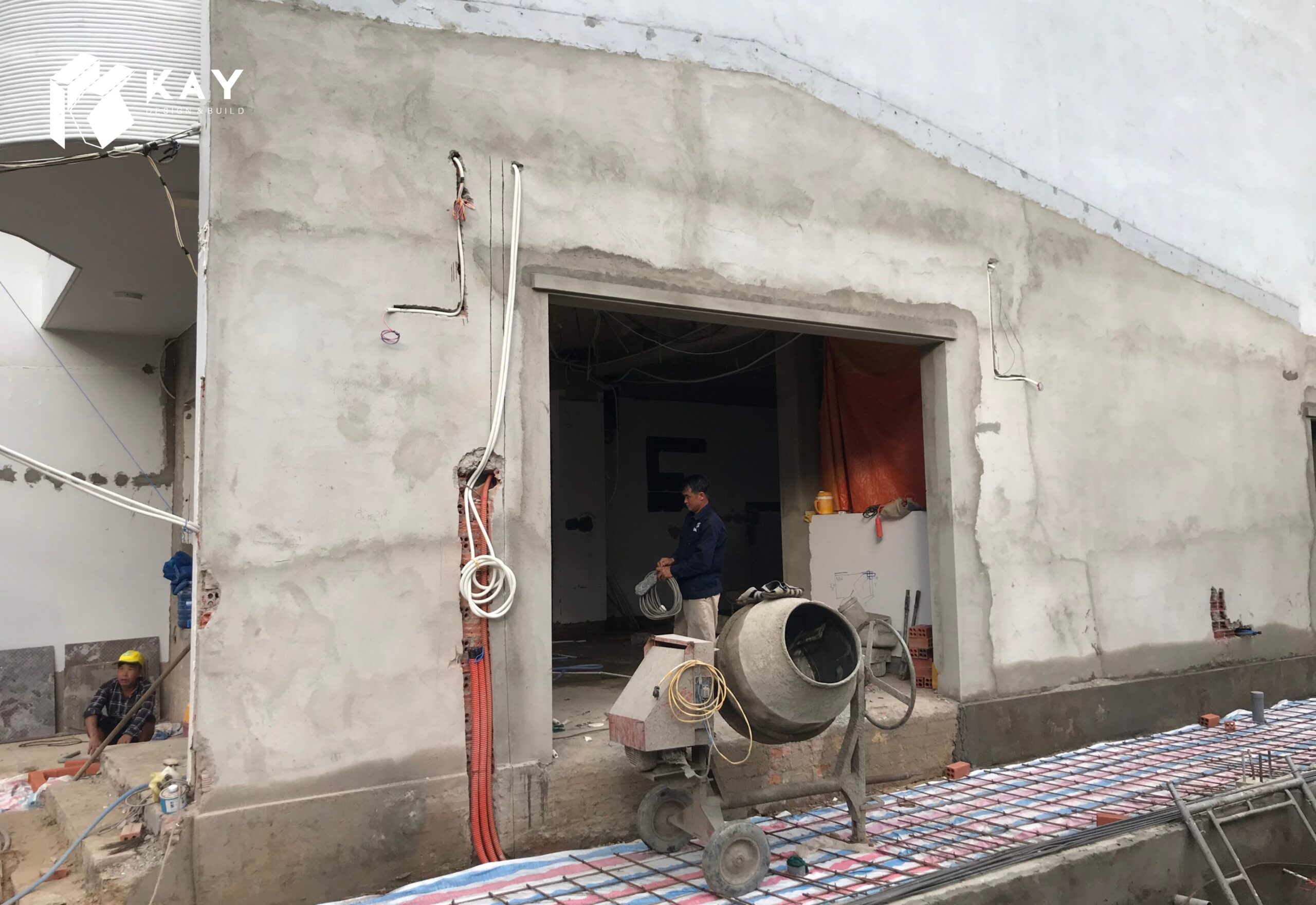 Khi thời tiết nóng, thêm một lượng nước nhỏ có thể giúp duy trì độ ẩm cần thiết cho quá trình thi công.