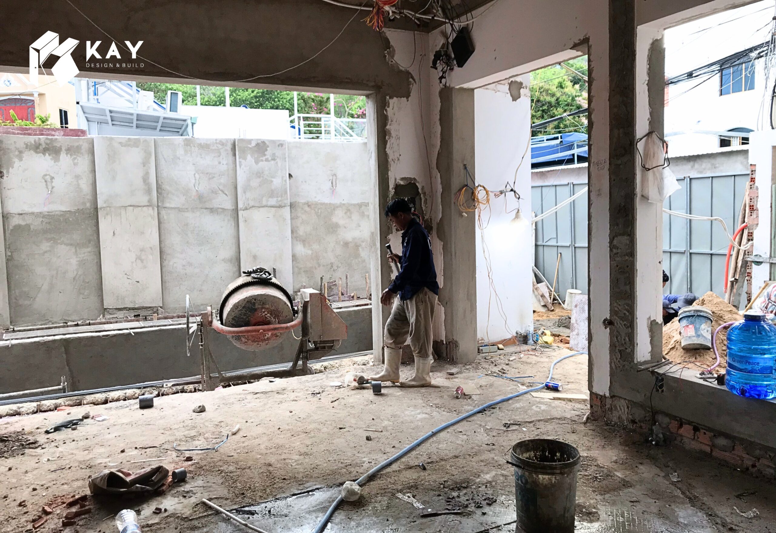Thay vì thêm nước vào bê tông tươi, có một số biện pháp khác mà bạn có thể áp dụng để bảo đảm chất lượng của bê tông và độ bền của công trình.